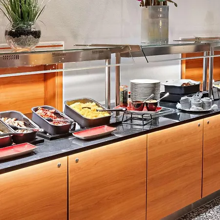 מלון Hilton An Der Frauenkirche 4*